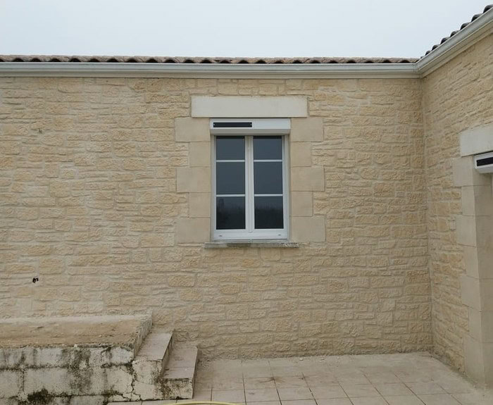 Maison après la pose d’un enduit effet pierre