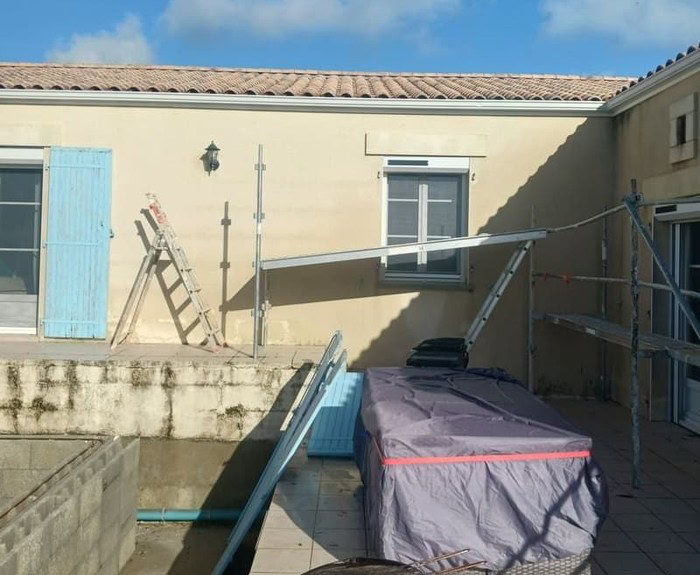 Maison avant la pose d’un enduit effet pierre