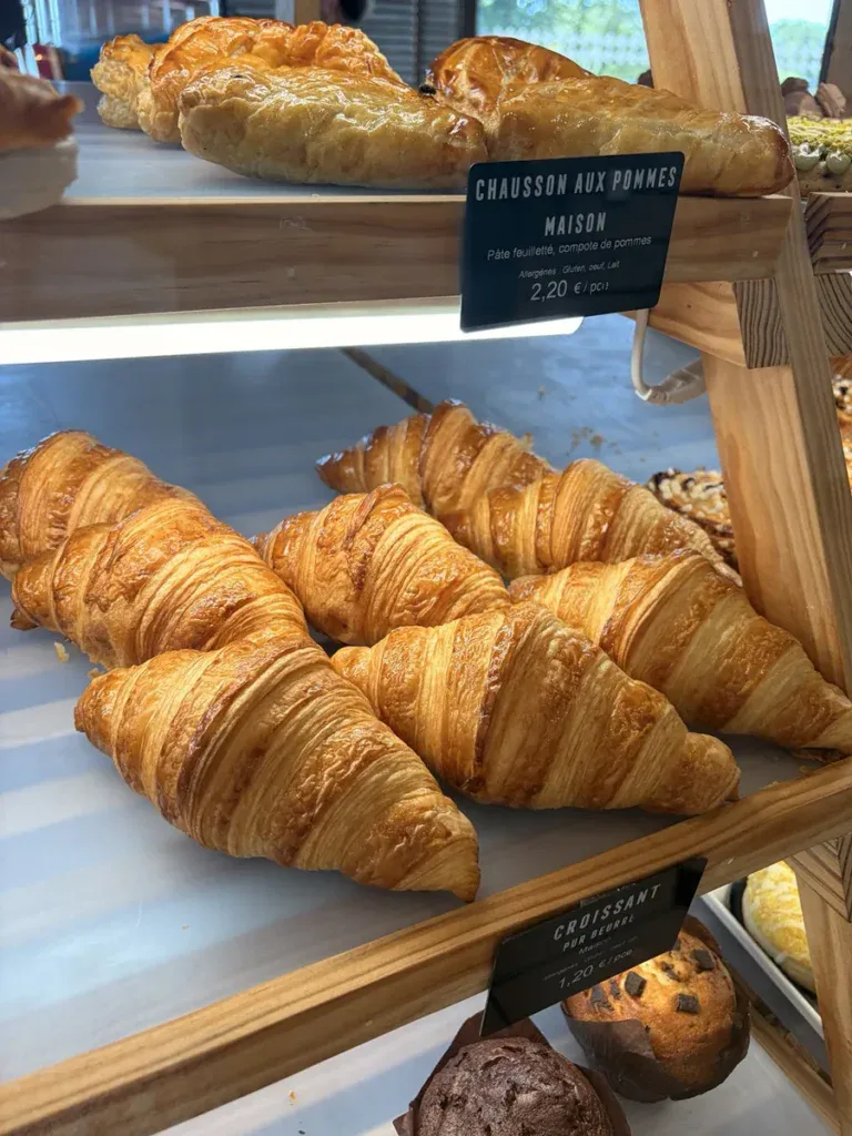 Croissants pur beurre et chaussons aux pommes maison dans la vitrine en bois
